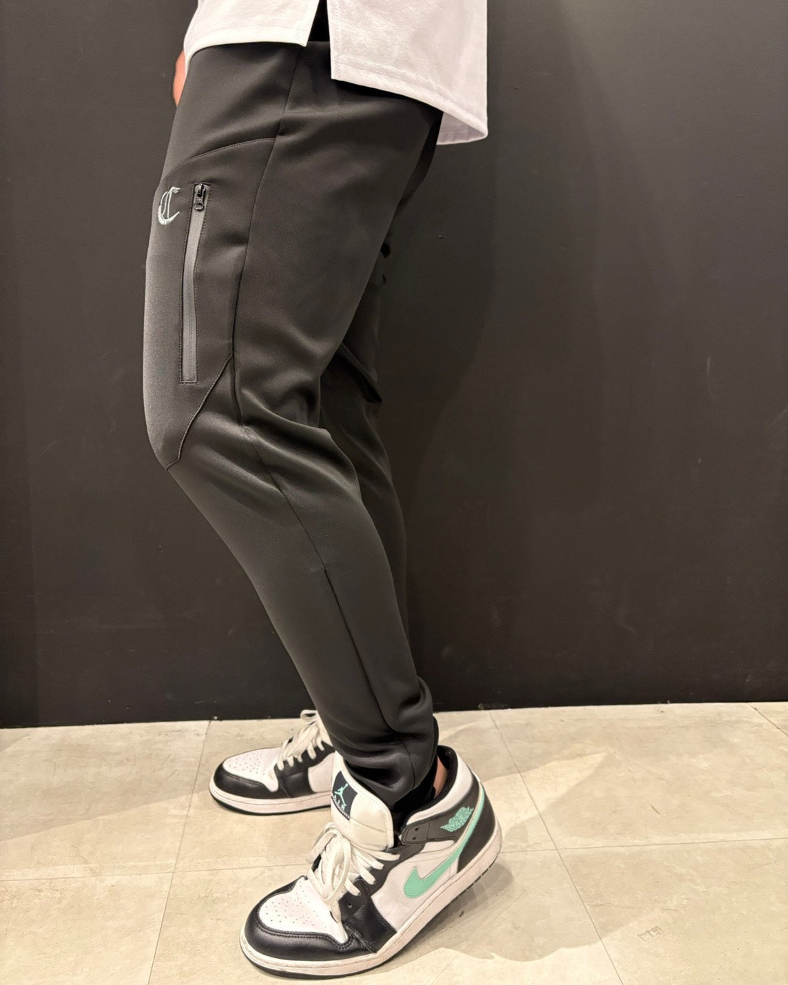 Cロゴ刺繍裾ZIP UNISEX